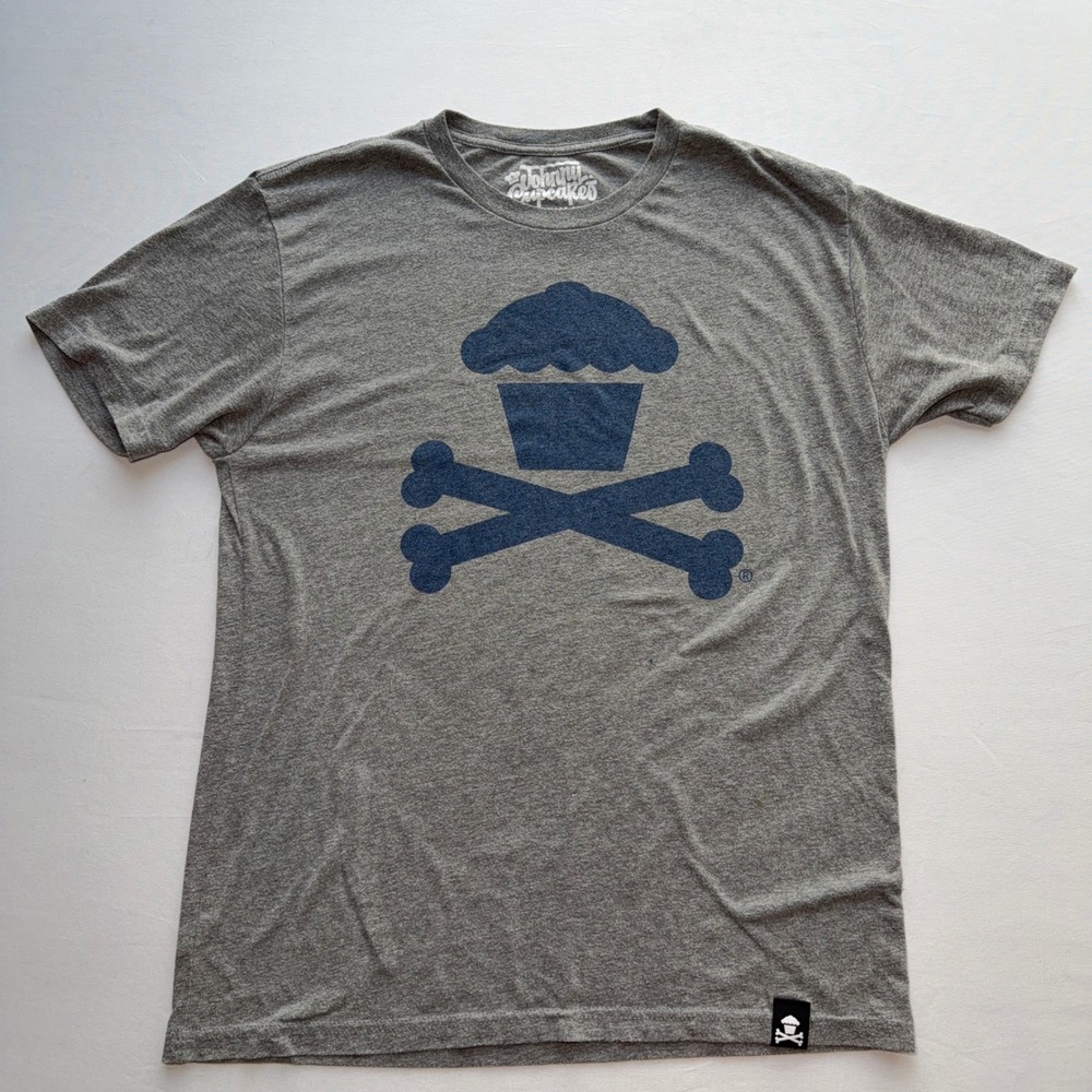 Johnny Cupcakes T Shirt Mens L Gray Heather Blue Cupcake Crossbones Tri-Blend